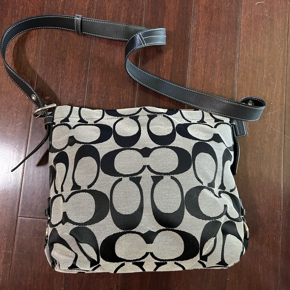 Coach Hobo in Signature pattern